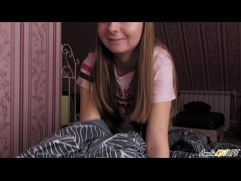 ❤️ Blondie thith thellë BFF-në e saj dhe merr spermë në gojën e saj ☑ Qyrje tek ne