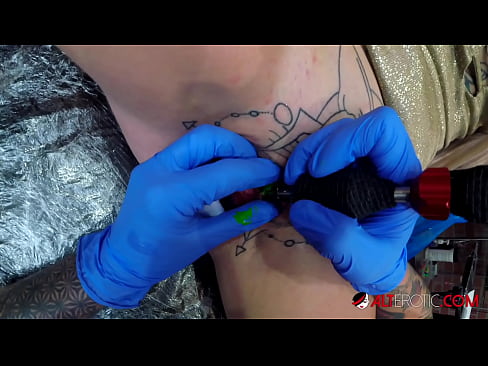 ❤️ E dashura jashtëzakonisht e bërë me tatuazhe, Sully Savage, bëri një tatuazh në klitorisin e saj ☑ Qyrje tek ne
